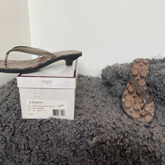 Coach logo kitten heeled flip flop sandals. Size 7 - Picture 3 of 3